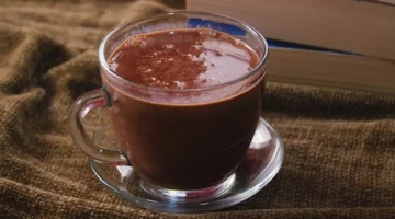 طريقة صنع الشوكولاتة الساخنة بالحليب لتعزيز الدفء والراحة في أيام الشتاء